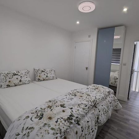 Beautiful 3 Bedroom House In London -Ensuite Bed Room Twickenham Exterior foto