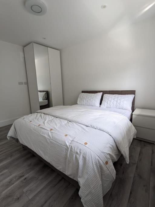 Beautiful 3 Bedroom House In London -Ensuite Bed Room Twickenham Exterior foto